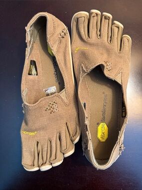 Vibram Five finger Slip-On Sneakers in Tan